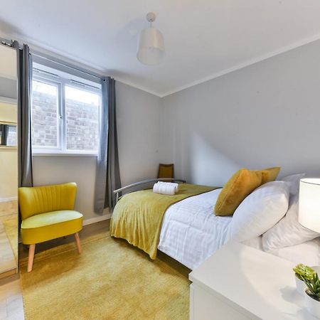 Royal Living Properties Villa Hillingdon Bagian luar foto