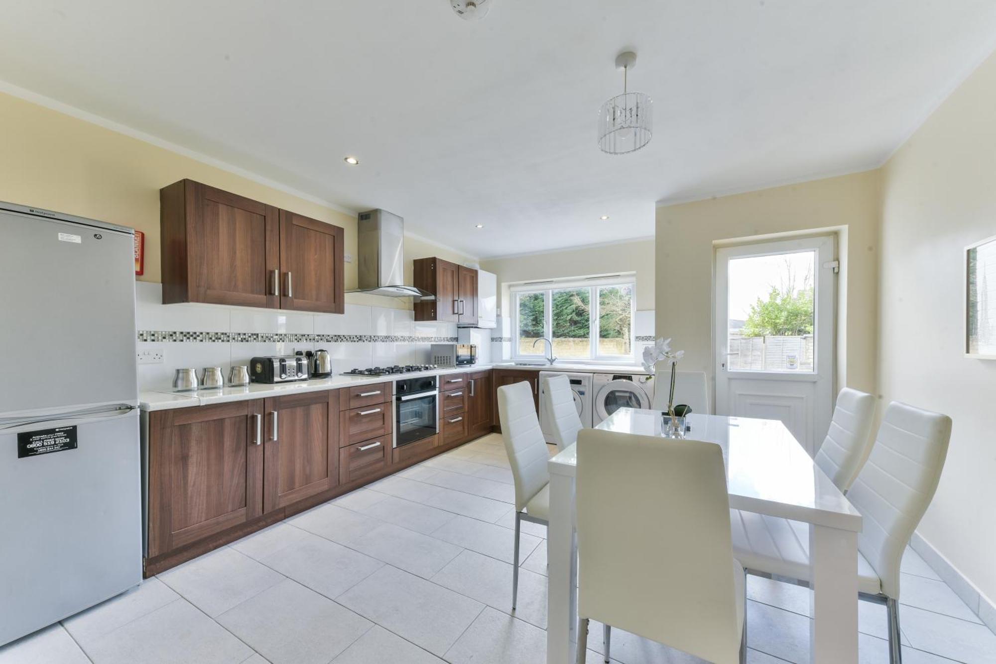 Royal Living Properties Villa Hillingdon Bagian luar foto