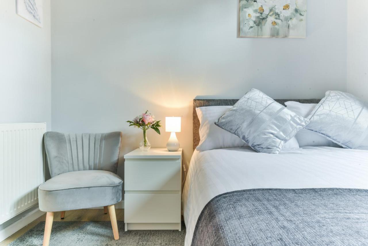 Royal Living Properties Villa Hillingdon Bagian luar foto
