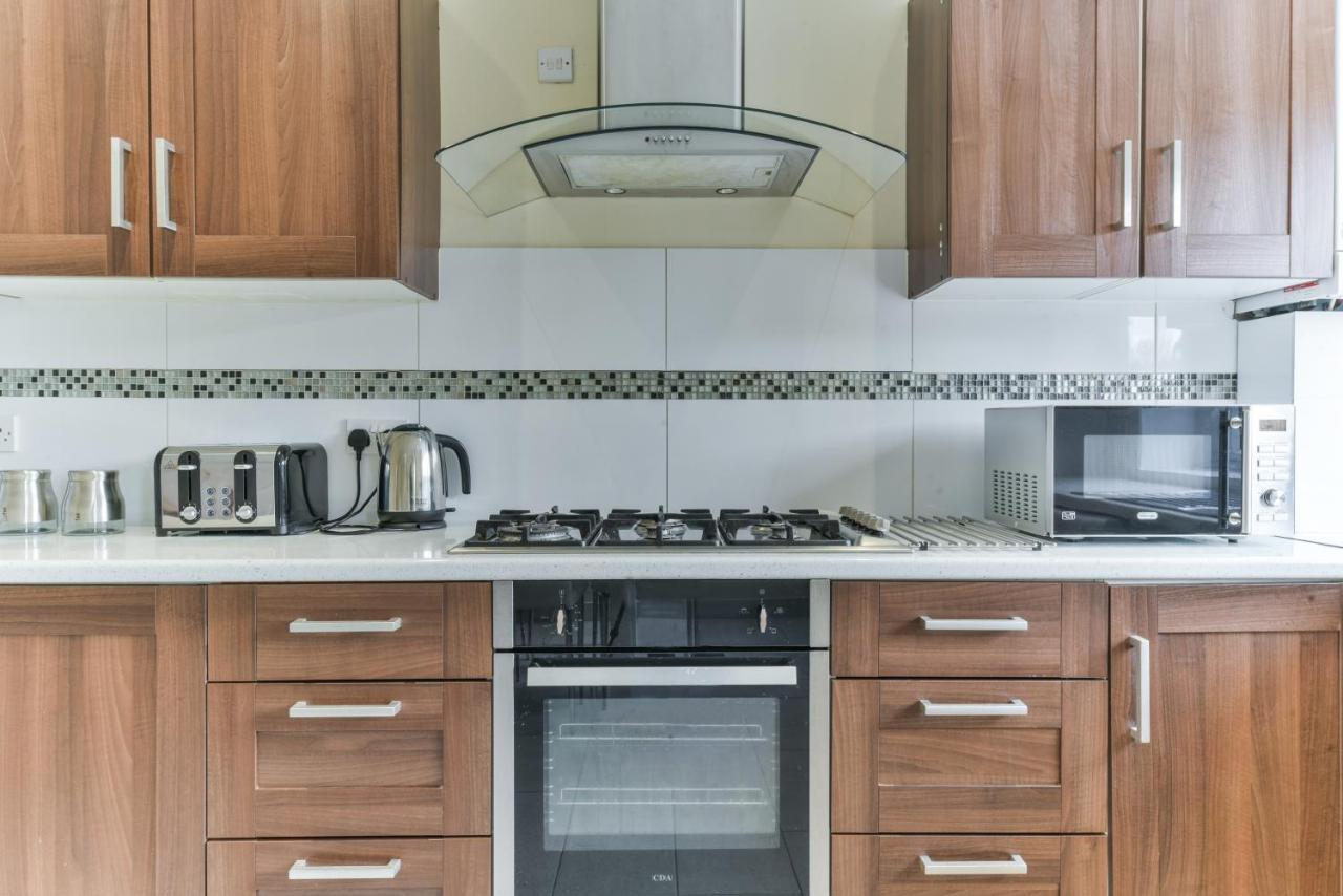 Royal Living Properties Villa Hillingdon Bagian luar foto