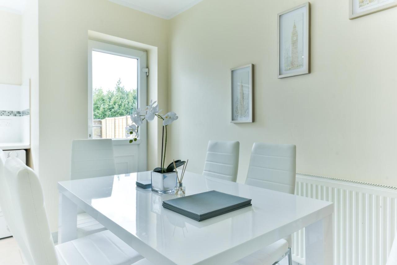Royal Living Properties Villa Hillingdon Bagian luar foto