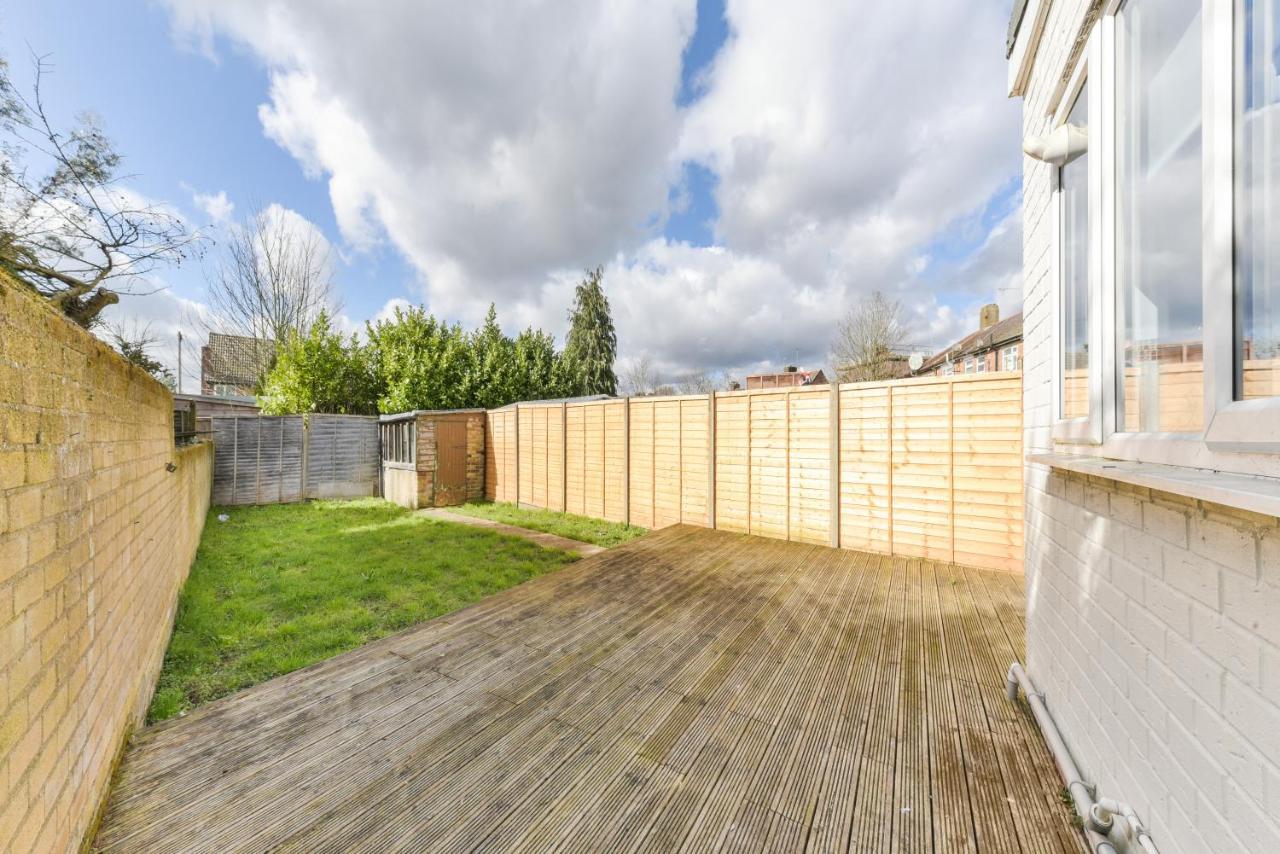 Royal Living Properties Villa Hillingdon Bagian luar foto